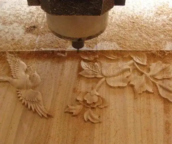 Lavorazione del legno con macchina CNC