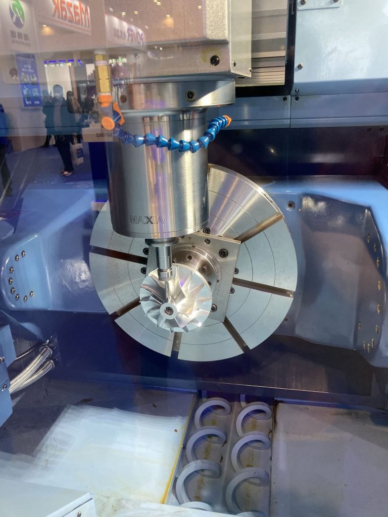 CNC-spindelmotor is bezig met verwerken