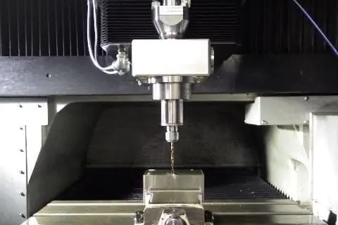 Die CNC-Spindel bearbeitet das Metall