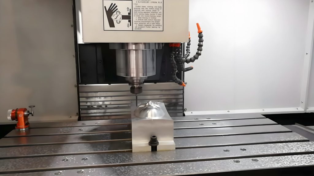 Die CNC-Spindel bearbeitet das Metall