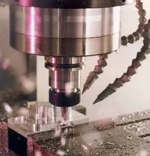 O fuso CNC está processando o metal