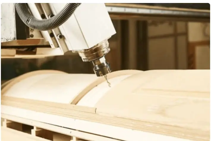 El husillo CNC está trabajando en la madera.