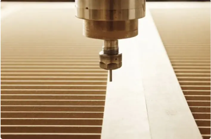 CNC-spindel verwerkt het houtbord