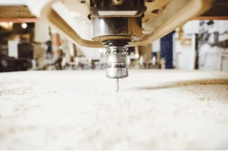 El husillo CNC está trabajando en el tablero de madera.