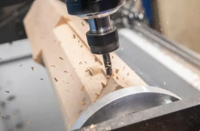 El motor del husillo CNC procesa la madera.