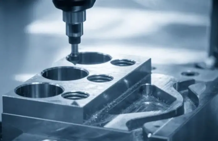 CNC-Wasserkühlungsspindel arbeitet am Metall