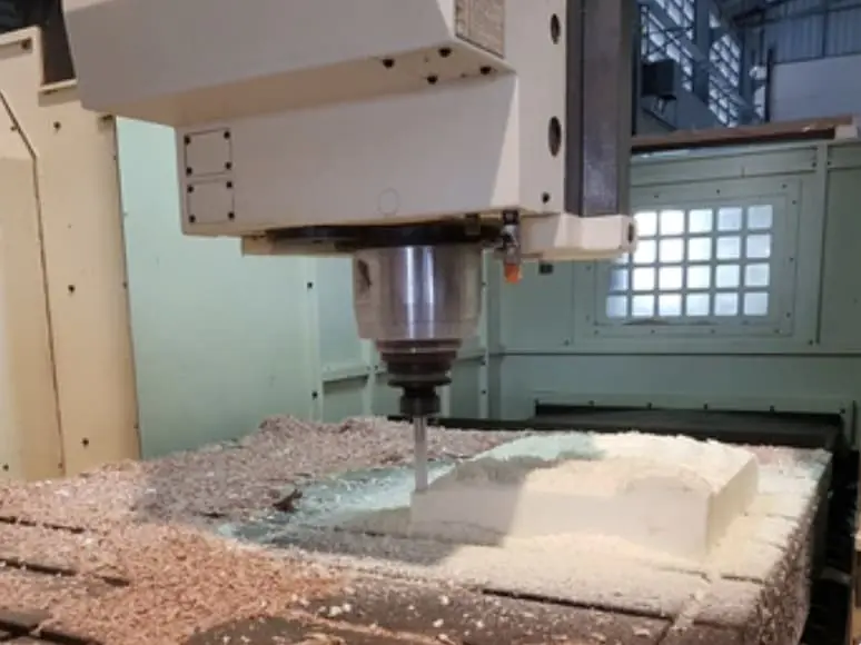 Il mandrino CNC sta lavorando sulla tavola di legno