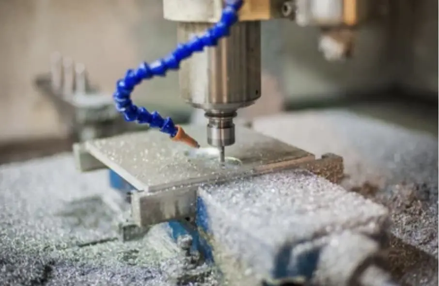 El husillo CNC está trabajando en la piedra dura.