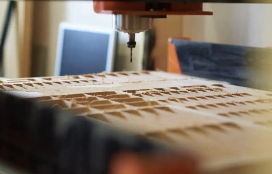 La broche CNC travaille sur la planche de bois