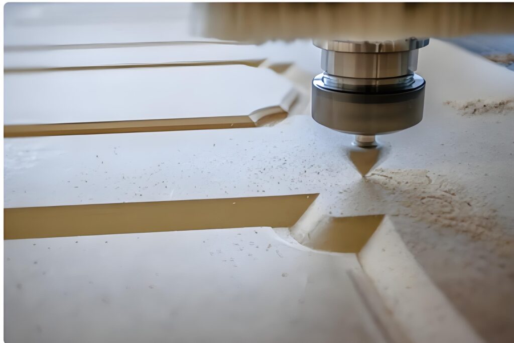 El husillo CNC está trabajando en el tablero de madera.