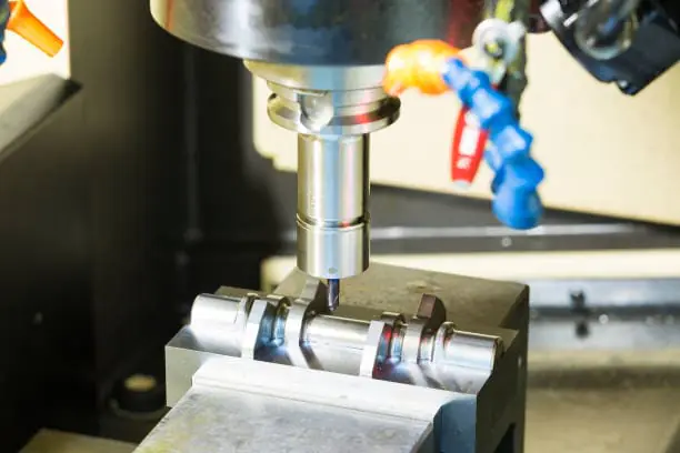 Le moteur de broche CNC traite le métal