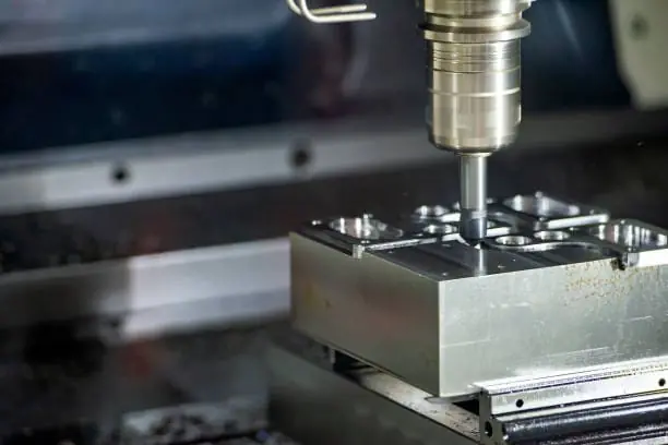 O fuso CNC está processando o metal