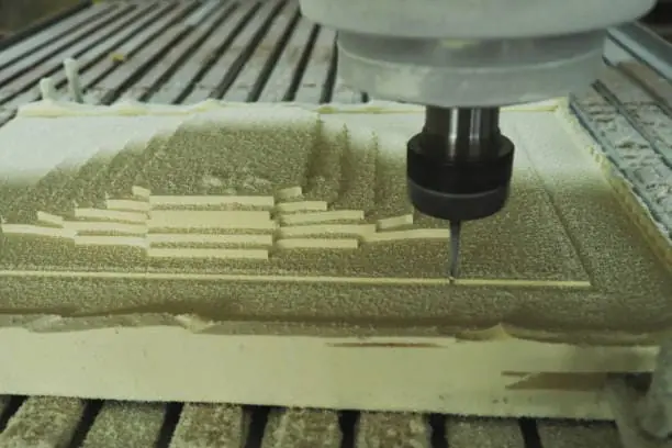 La broche CNC traite la planche de bois