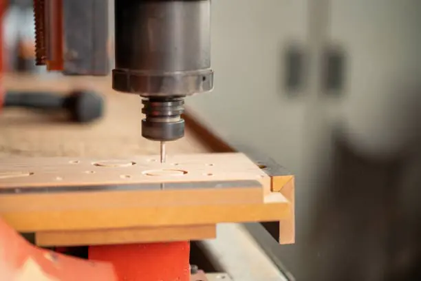 El husillo CNC procesa la madera