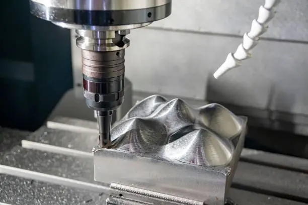 O fuso CNC está processando o metal