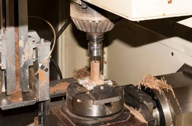 La broche CNC usine la planche de bois