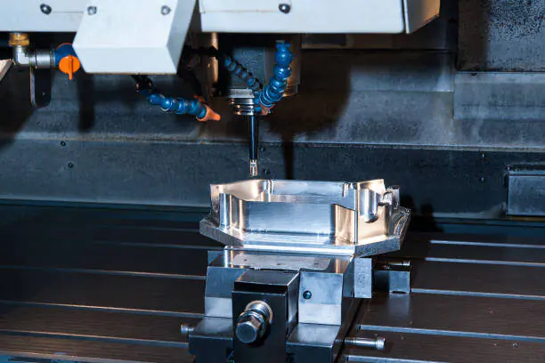 fresamento em branco. Metalurgia e engenharia mecânica. Tecnologia de fuso CNC. Imagem horizontal