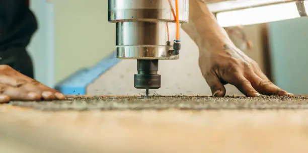 La máquina perforadora CNC trabaja con placas de metal.