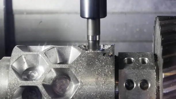 CNC-spindelo prilaboras la metalon