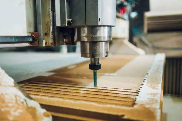 Lavorazione del legno con mandrino CNC