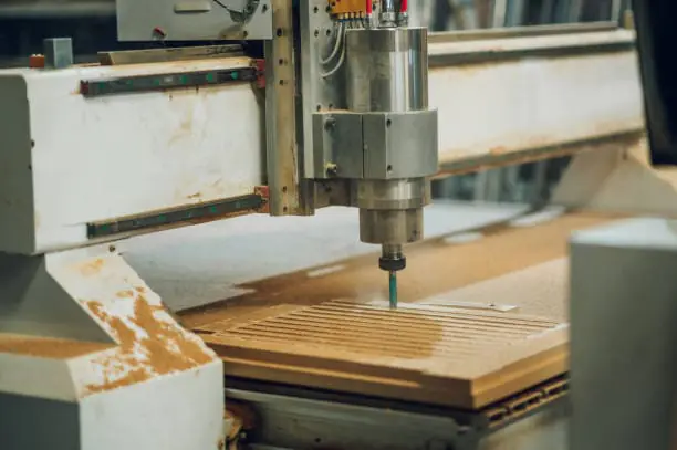 El husillo CNC está trabajando en la madera.