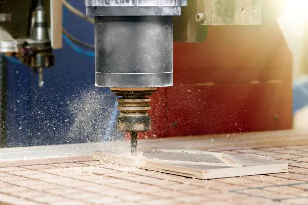 CNC-spindelo laboras sur la ligno