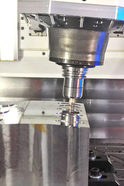 CNC-spindelo prilaboranta la metalon