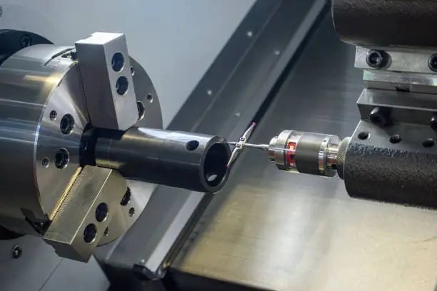 CNC-spindelo laboras sur la metalo