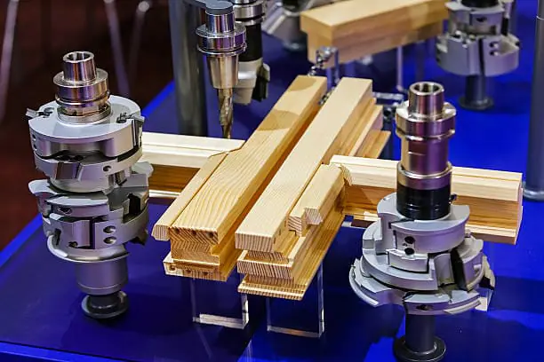 CNC-Mehrspindelmaschine bearbeitet das Holz