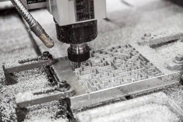 Mandrino di fresatura CNC per lavorazione dei metalli. Tecnologia di lavorazione moderna del metallo per il taglio. Piccola profondità di campo. Attenzione: riprese autentiche in condizioni difficili. Un po' di grana e forse sfocatura.