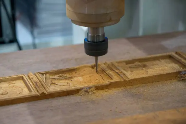 Lavorazione del legno con mandrino CNC